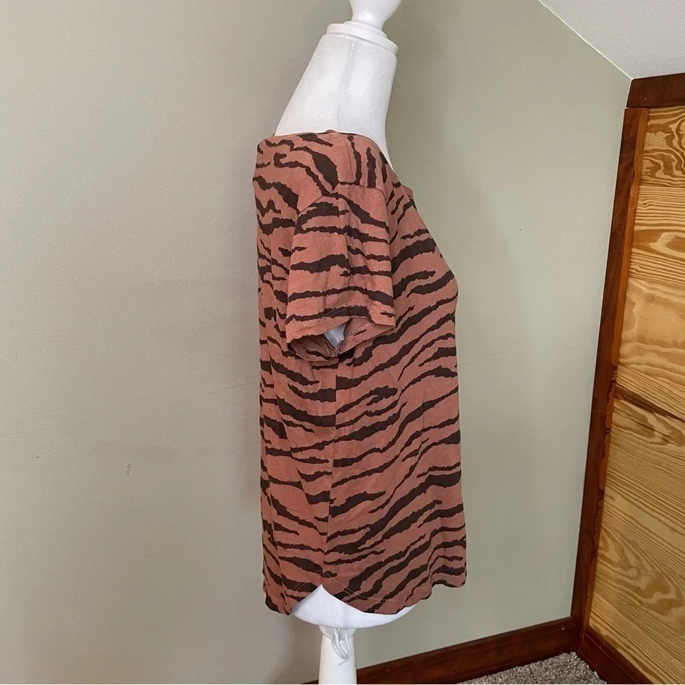 H&M Basics Orange Brown Zebra Print Short Sleeve Tee Medium Large